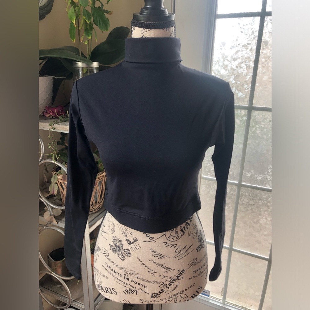 Capezio cropped mock neck long sleeve size large
